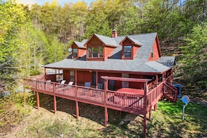Beautiful cabin in the mountains to enjoy special time with family and friends!