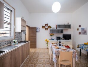 Autumn, Kitchen, Living Room, Spring, Summer