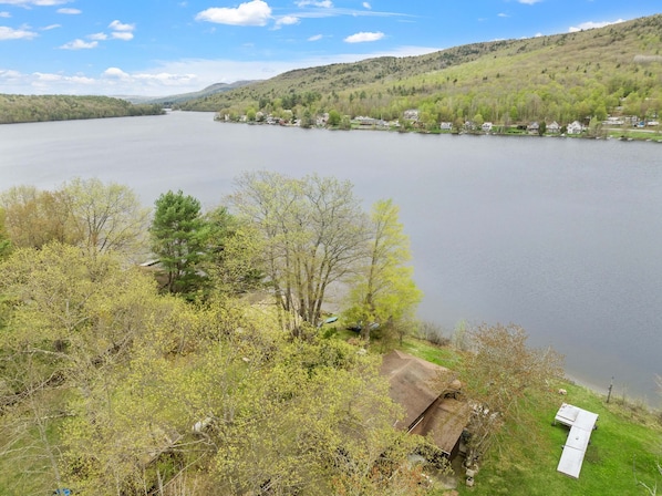 Enjoy your home-away-from-home with direct lake access!
