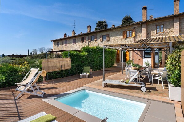 Balcony / Terrace / Patio, Building Exterior, Outdoor, Pool