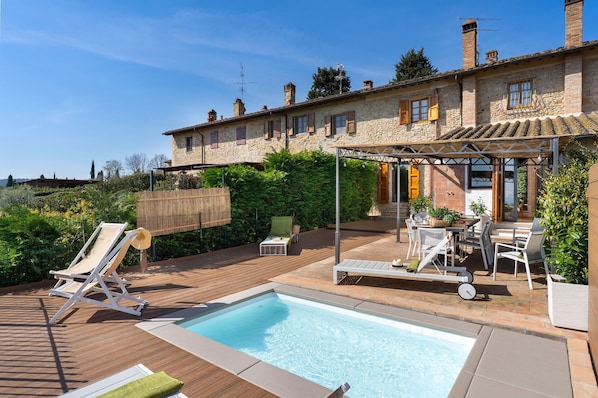 Balcony / Terrace / Patio, Building Exterior, Outdoor, Pool