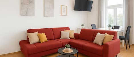 Helles Wohnzimmer mit rotem Sofa