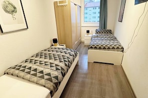 Schlafzimmer (2)