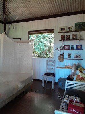 une chambre avec lit double dans le carbet principal