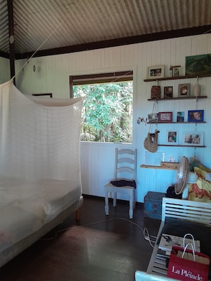 une chambre avec lit double dans le carbet principal