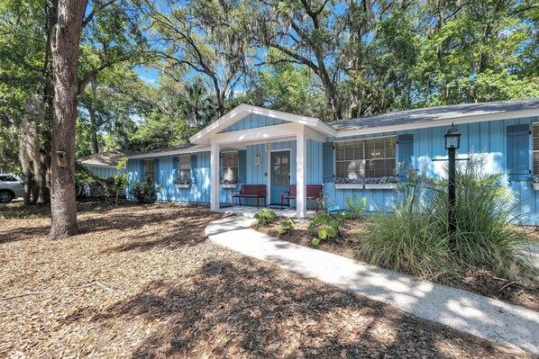 HOST & HOME presents… 9 Dove Street!