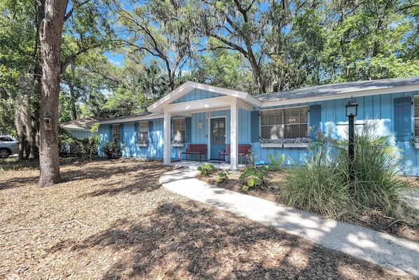 HOST & HOME presents… 9 Dove Street!