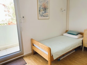 twin bedroom onto balcony