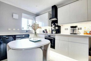 Kitchen / Dinning area