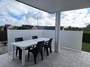 terrasse ombragée, coin repas extérieur
