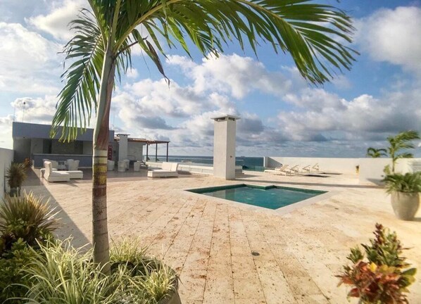 The Best Rooftop in Cartagena with inifniti pool, 2 jacuzzis, 2 saunas + more