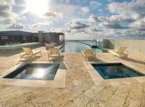 2 hot tubs and inifiniti pool.