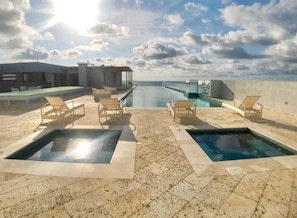 2 hot tubs and inifiniti pool.