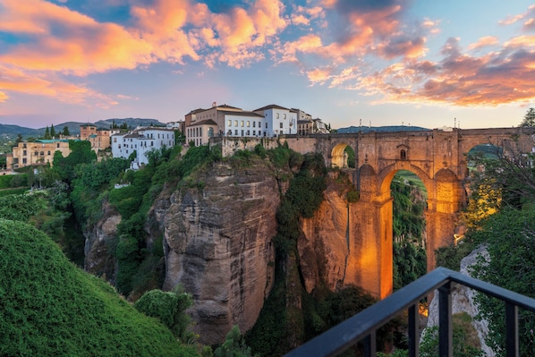 Wake Up to Puente Nuevo – Iconic Views from Your Bed