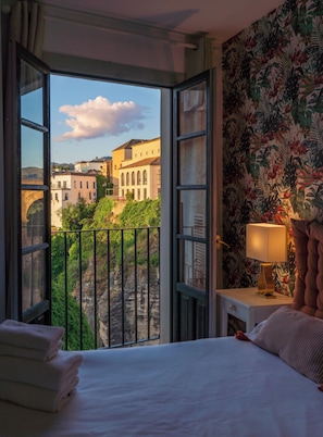 Wake Up to Puente Nuevo – Iconic Views from Your Bed