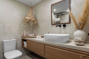 Modern style bathroom.