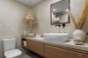 Modern style bathroom.