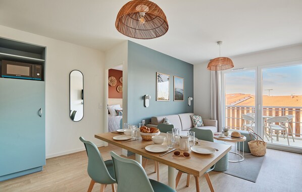Highlighting modern amenities, this apartment includes a shared heated pool and sauna, ensuring a relaxing beach getaway with a cozy interior and comfortable furnishings.
