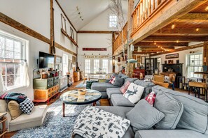 2-Story Barn | Smart TV | Dry Bar
