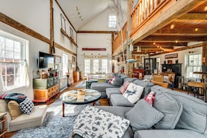 2-Story Barn | Smart TV | Dry Bar