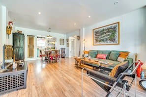 Living Room | Central A/C & Heating | Smart TV