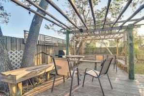 Community Amenities | Deck | Bench Seating | Gas Grill