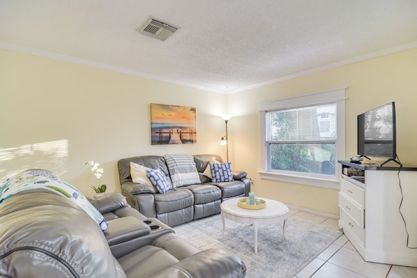 Seminole Vacation Rental | 2BR | 1.5BA | 1,000 Sq Ft | 1 Step to Enter