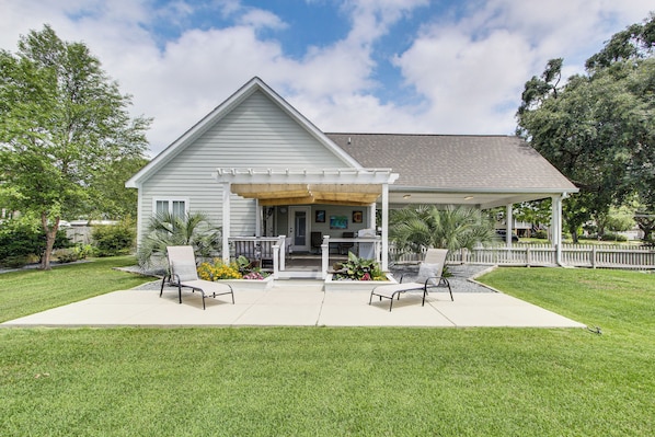 Long Beach Vacation Rental | 3BR | 2BA | 1 Step to Enter | 1,571 Sq Ft