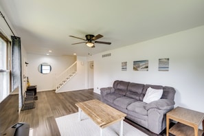 Living Room | Free WiFi | Smart TV | Central A/C | 1st Floor