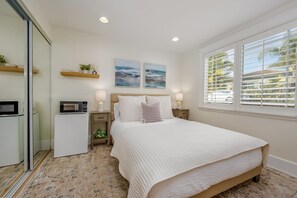  Enjoy natural light and relax in a peaceful setting. It is conveniently located near the beach, restaurants, and local attractions. Cozy queen bed with luxury bedding. Bright and airy space with modern decor. Free WIFI & amenities.
