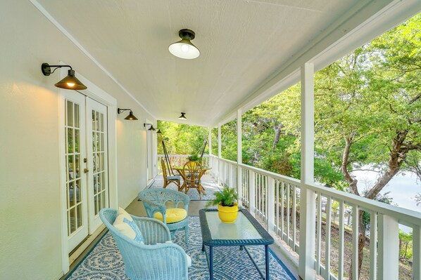 Granbury Vacation Rental | 2BR | 1.5BA | 1,304 Sq Ft | 3 Steps Required