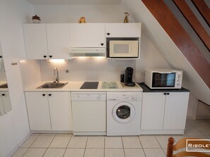 Fully equipped kitchen with dishwasher and washing machine