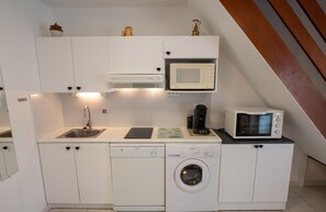 Fully equipped kitchen with dishwasher and washing machine