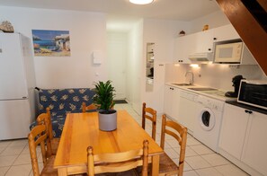 Air-conditioned living room with fitted kitchen