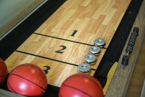 Yes, that’s a shuffleboard table and a basketball hoop—in the bedroom. Game on!