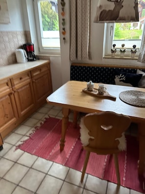2-Raum-Ferienwohnung Obergeschoss-Küche mit Essplatz - 1. OG