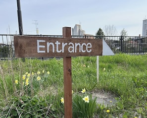 Entrance guide board