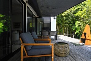 On the open terrace, you can forget about the hustle and bustle and feel one with nature.