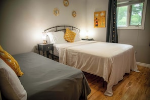 Upstairs 2nd Bedroom - Queen + twin combo for flexible stays
