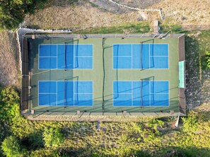 Looking for a little friendly competition or a fun way to stay active during your stay? Guests have access to our communal pickleball court. Perfect for players of all skill levels! (Kindly bring your own rackets and balls)