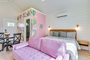 Studio Interior | King Bed | Free WiFi (High Speed) | Smart TV | Central A/C
