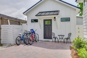 Studio Exterior | Outdoor Dining Area | Bicycles