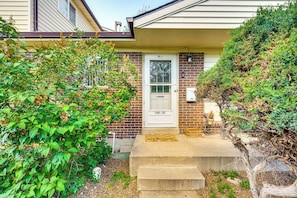 Front Entrance | Deck | Gas Grill | Fenced Backyard