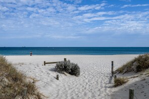 Local Area - Leighton Beach