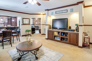 Living Room | Free WiFi | Flat-Screen TV