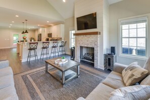 Living Room | Gas Fireplace | Smart TV | Free WiFi