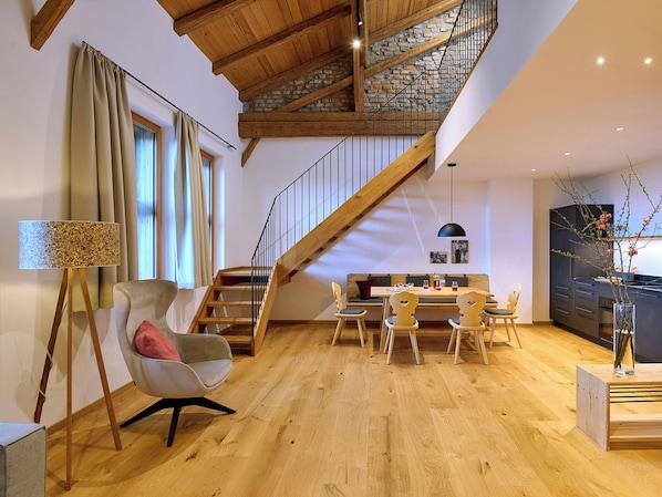 Ferienwohnung Getreidekasten-Esstisch, Küche und Galerietreppe