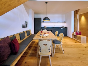 Ferienwohnung Getreidekasten-Küche und Esstisch