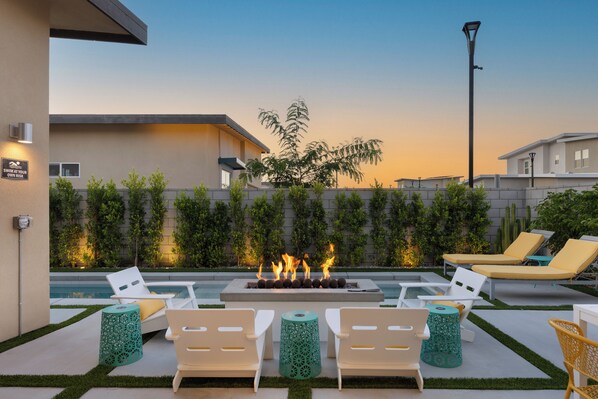 Cozy up around the outdoor firepit—perfect for evening conversations and stargazing.