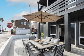Al fresco dining.